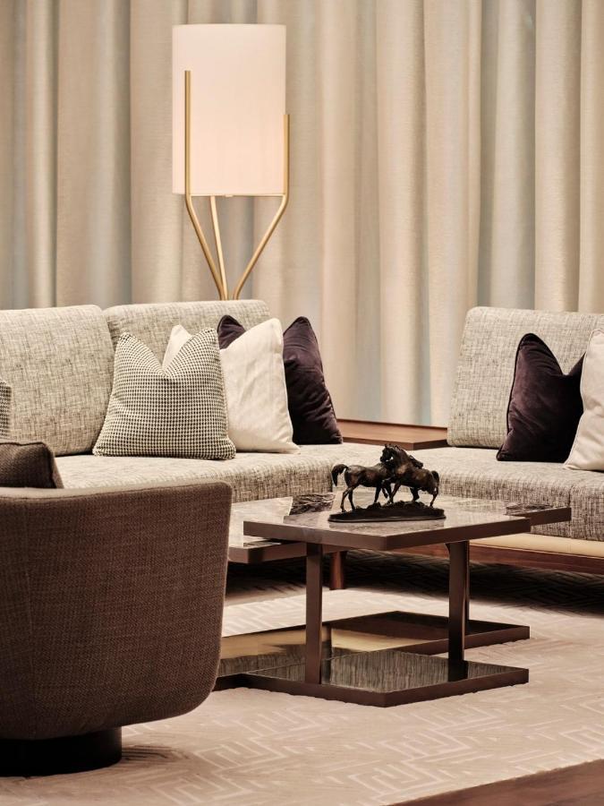 Grand Hyatt Kuwait Hotel Kuwait City Luaran gambar A living room with a sofa and a coffee table