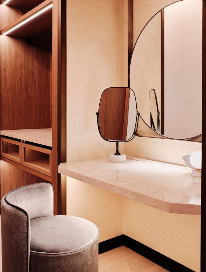 Grand Hyatt Kuwait Hotel Kuwait City Luaran gambar A double-sided mirror