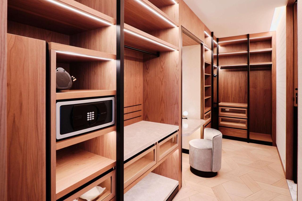 Grand Hyatt Kuwait Hotel Kuwait City Luaran gambar A walk-in closet