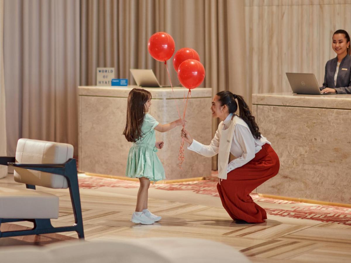 Grand Hyatt Kuwait Hotel Kuwait City Luaran gambar A guest service agent at the front desk of a hotel