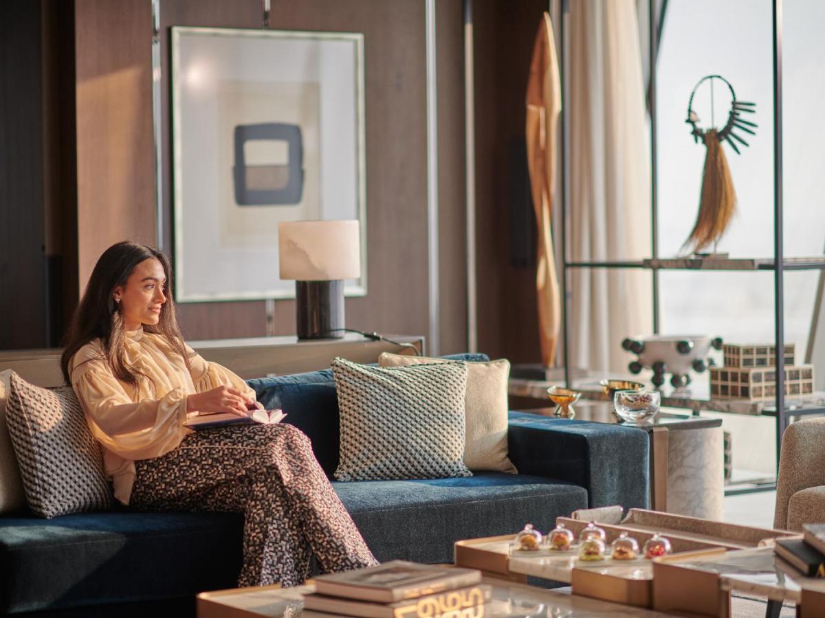 Grand Hyatt Kuwait Hotel Kuwait City Luaran gambar A woman sitting on a sofa